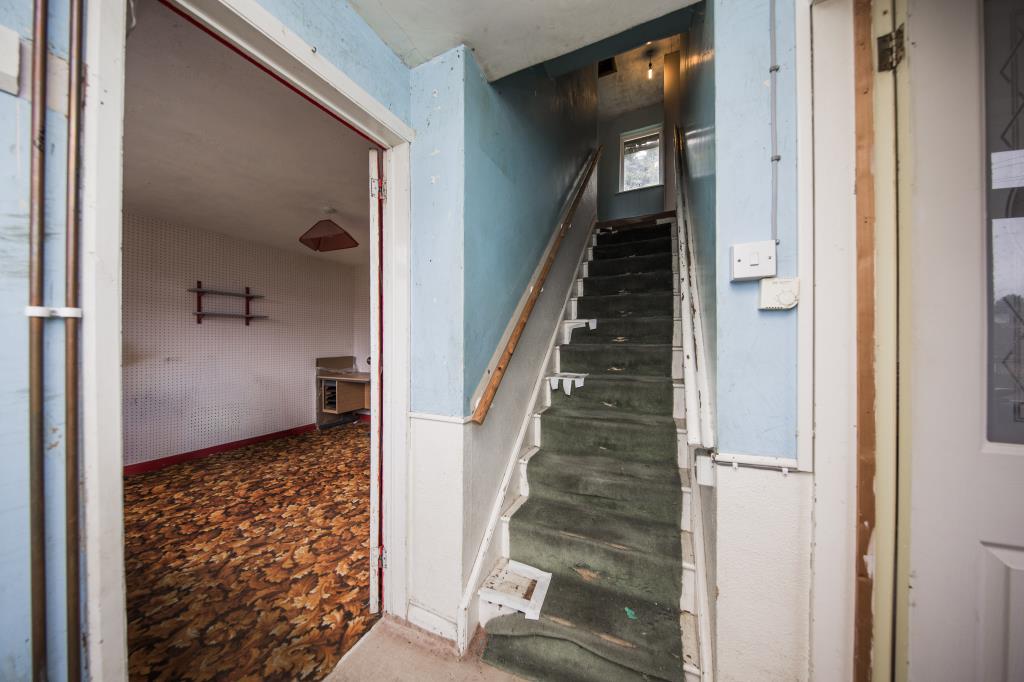 Lot: 7 - SEMI-DETACHED HOUSE FOR IMPROVEMENT - Hallway